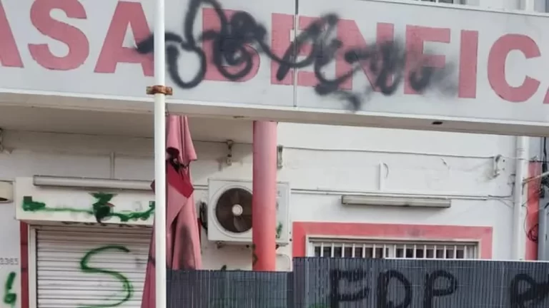 Tensão antes do dérbi: Casa do Benfica vandalizada com mensagens sportinguistas na Quinta do Conde