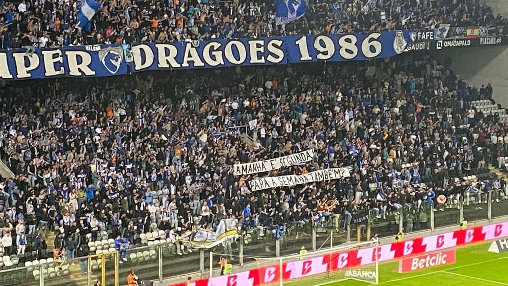 Adeptos do FC Porto lançam bóias para o relvado e provocam o Boavista: “Amanhã é segunda, para a semana também?”