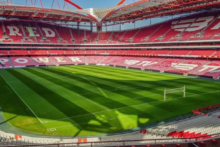 Benfica-Sporting: Restaurantes e supermercados obrigados a fechar antes do dérbi por risco de festejos no Marquês