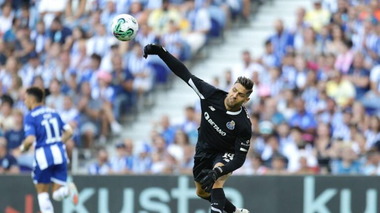 Cláudio Ramos emociona adeptos do FC Porto com mensagem sincera: "Foi um ano de..."