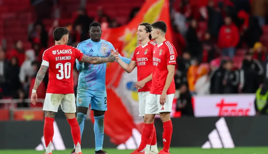 Defesa do Benfica confirma saída e quer resolver futuro antes do Mundial de Clubes