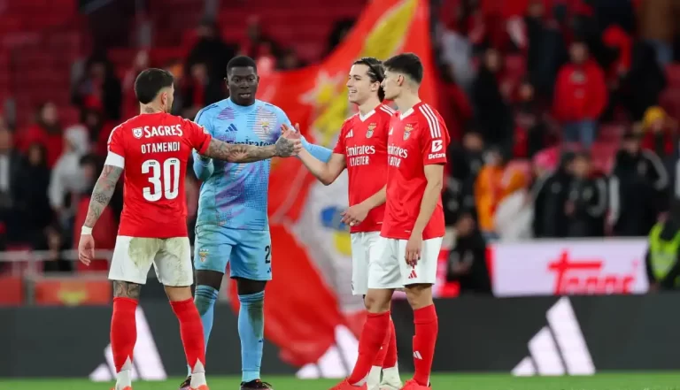 Defesa do Benfica confirma saída e quer resolver futuro antes do Mundial de Clubes