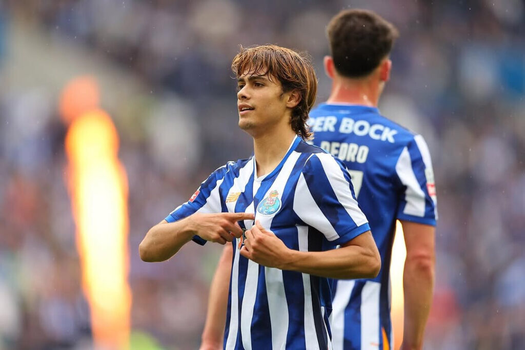 Rodrigo Mora, volta a elevar o nome do FC Porto e é distinguido pela Liga