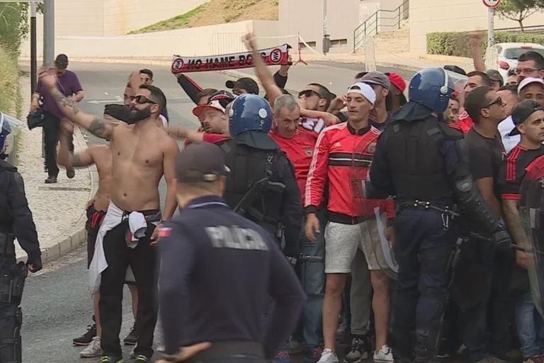 Adeptos do Benfica e do Sporting em confrontos e as imagens impressionam