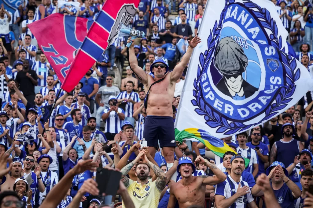 Super Dragões criticam FC Porto por “esquecer” Pinto da Costa em edição especial — Motivo gera polémica