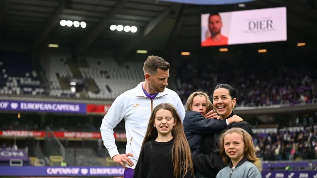 Ex-Benfica vai terminar a carreira e protagonizou um momento emocionante com a filha em campo (Video)