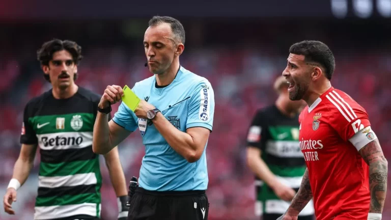 João Pinheiro apresentou queixa-crime contra o adepto do Benfica que invadiu o relvado